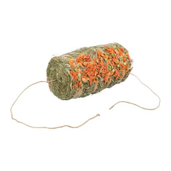 Trixie Hay pendulum for hanging with pea and carrot - kiegészítő eleség (szénabála, borsóval és sárgarépával) rágcsálók részére (250g)