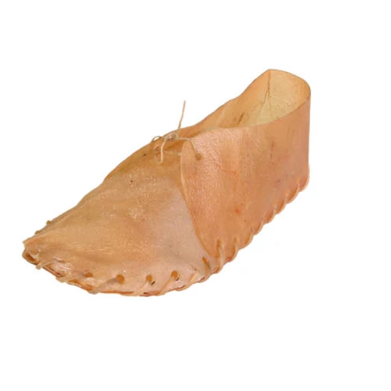 KT25.Trixie Chewing Shoe - jutalomfalat cipő (szárított marhabőr) kutyák részére 20cm/45g- csak gyűjtőre