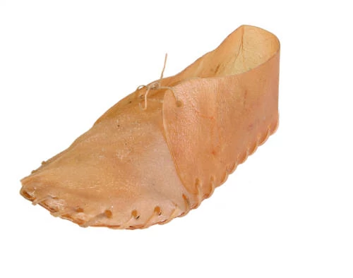 KT25.Trixie Chewing Shoe - jutalomfalat cipő (szárított marhabőr) kutyák részére 20cm/45g- csak gyűjtőre
